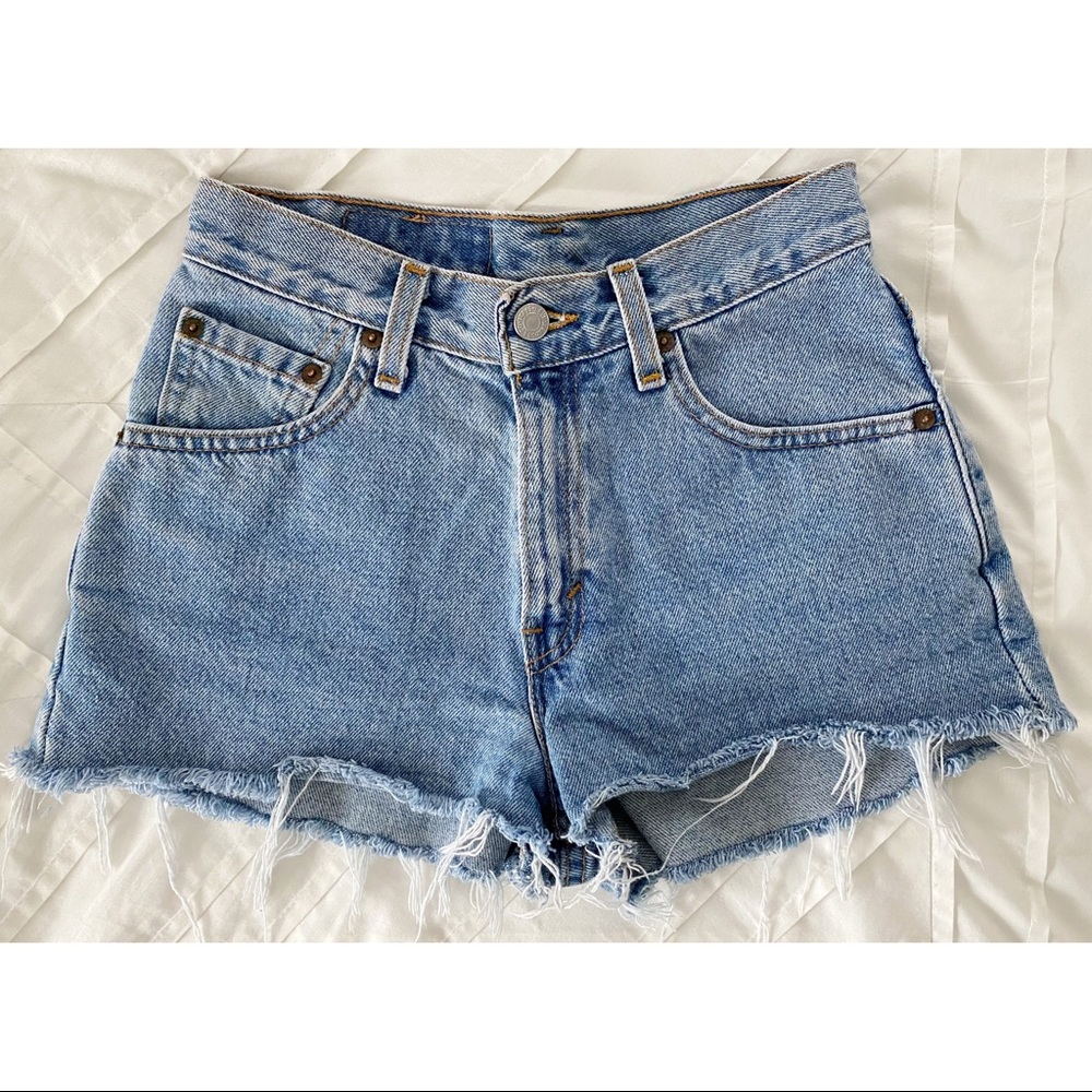❌SOLD❌ RARE VINTAGE LEVI’S Med Wash Cut Off Shorts - Picture 3 of 3